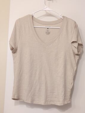 TRUE CLASSIC V-Neck Short Sleeve Tee in Light Beige Sz S